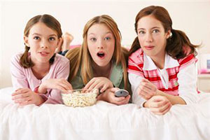 Девочки смотрят телевизор