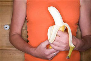Девушка держит банан