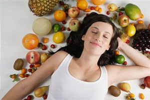 Девушка лежит на фруктах