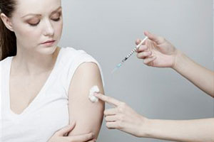 Девушке проводят вакцинацию против гриппа