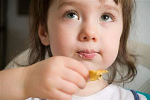 Девочка ест чипсы