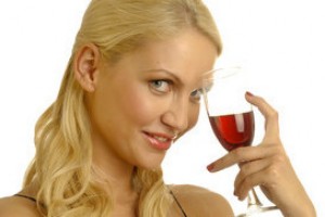 девушка пьет вино