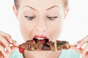 девушка ест мясо