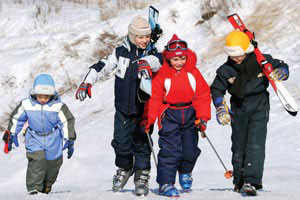Дети гуляют в зимнией одежде