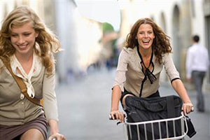 Девушки на велосипеде в городе