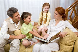 Семья читает книгу