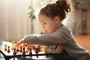 Картинки по запросу фото девочки играют в шахматы