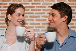 Женщина и мужчина пьют чай