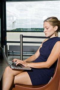 Женщина сидит за компьютером