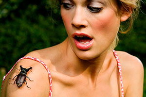 Женщина испугалась жука