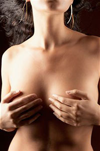 Женщина придерживает грудь