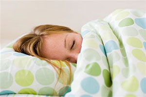Девушка спит под одеялом