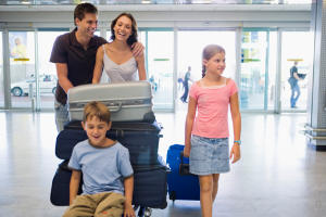 Семья в аэропорту
