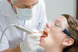 Стоматолог проверяет зубы