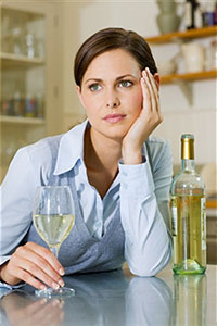 Женщина с бутылкой алкоголя