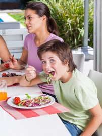 Семейные обеды защищают от издевательств в интернете