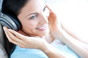 Женщина слушает музыку