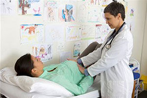 Доктор осматривает беременную пациентку