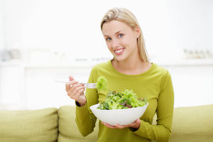 Девушка с салатом