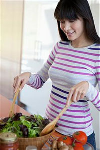 Девушка готовит салат