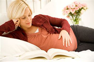 Беременная двушка читает книгу