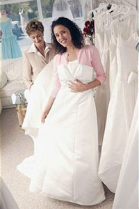 Девушка покупает свадебное платье