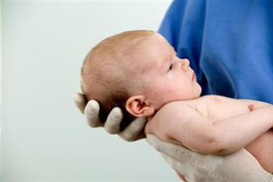 Ребенок на руках врача