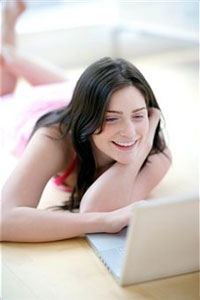 Женщина смотрит на экран компьютера