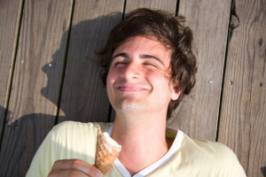 Мужчина есть мороженое