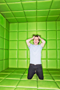Мужчина в зеленой комнате