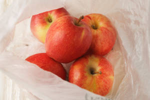 Яблоки в пакете