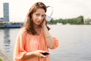 Смартфон с наушниками