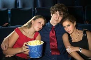 парень с сестрой и девушкой в кинотеатре