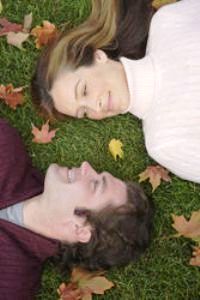мужчина и женщина лежат на траве