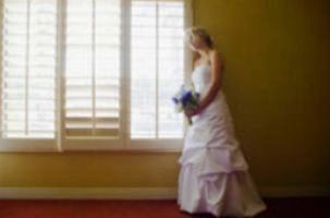 грустная невеста у окна