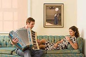 мужчина игрет для женщины