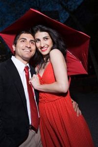 женщина и мужчина под красным дождем