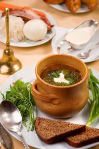 Бочонок со щами со сметаной и зеленью