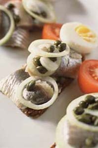 Кусочки селедки с репчатым луком