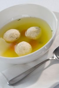 Рыбный бульон с клецками