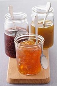 Банки с апельсиновым, клубничным и яблочным джемом