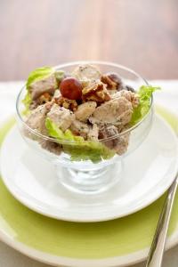 Салат-коктейль с кусочками курицы