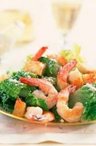 Салат с креветками и салатными листьями