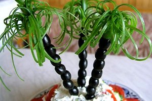 Пальма из оливок и кожуры лайма