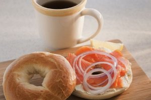 Бутерброд с лососем и кольцами репчатого лука