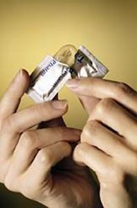 Разорванная упаковка с презервативом
