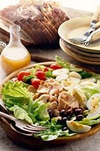 Салат из помидоров, листьев салата, мяса и оливок