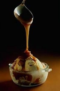 Мороженое, политое карамельным соусом