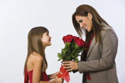 Девочка дарит розы
