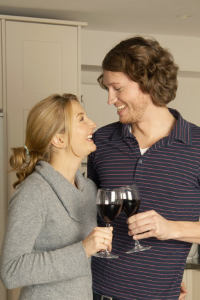 Женщина и мужчина пьют вино